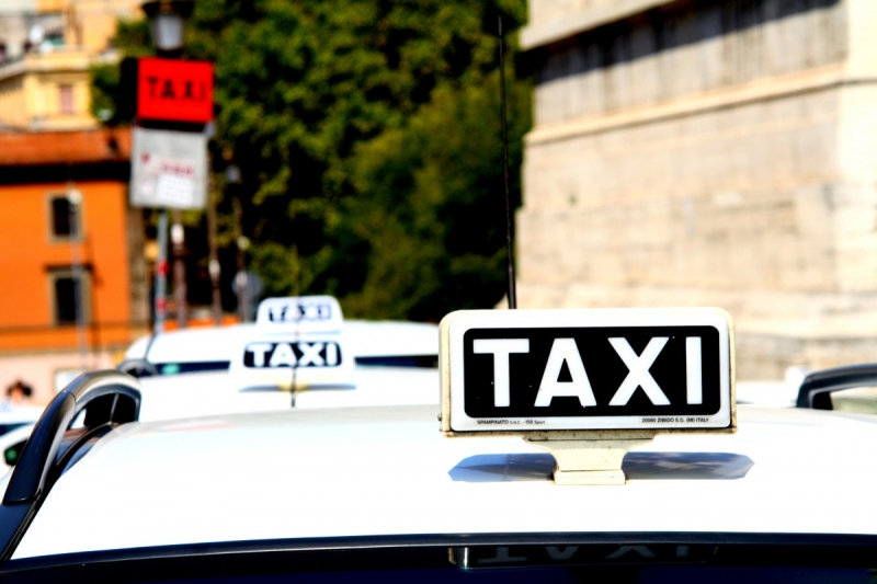 taxis-CALLAS-min_taxi_auto_rome_road_white-1051610